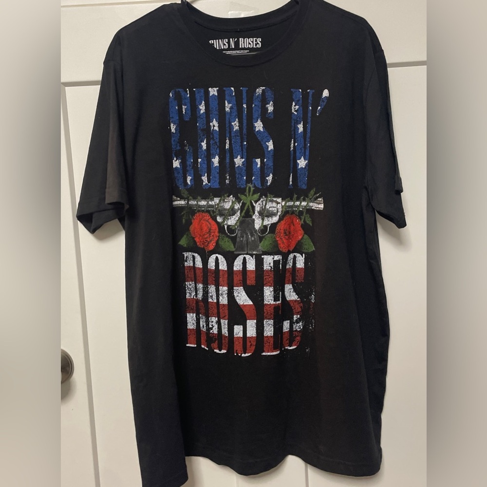 NWOT. Gins N’ Rises. Black short sleeved T-shirt. Size XXL.